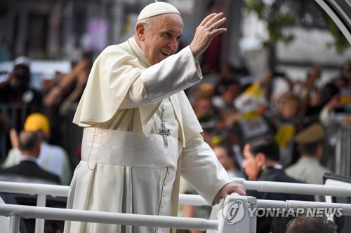 칠레 산티아고에서 환영인파를 향해 손을 흔드는 프란치스코 교황