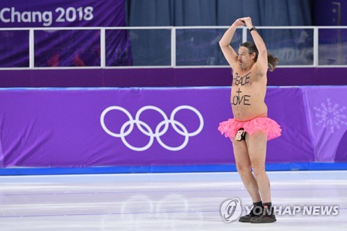 23일 남자 1,000m 시상식 후 강릉스피드스케이팅 경기장 난입한 남성