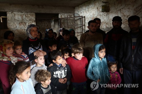 폭격을 피해 지하에 숨은 쿠르드 아이들
