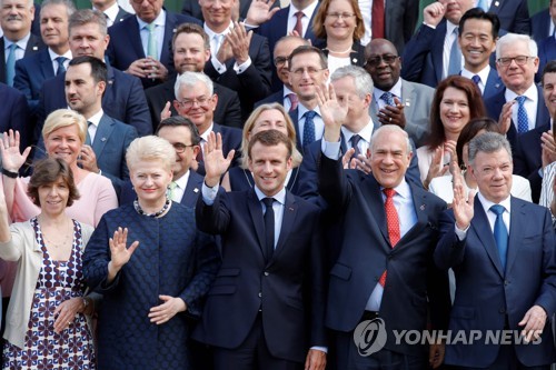 OECD 각료이사회 참석한 에마뉘엘 마크롱 프랑스 대통령(맨 아랫줄 가운데)(파리 AFP=연합뉴스)