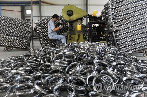 [AFP=연합뉴스 자료사진] 중국 자동차 바퀴 공장