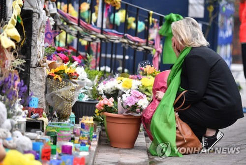 그렌펠타워 1주년을 맞아 인근 교회에 놓여진 꽃과 화환 [AFP=연합뉴스]