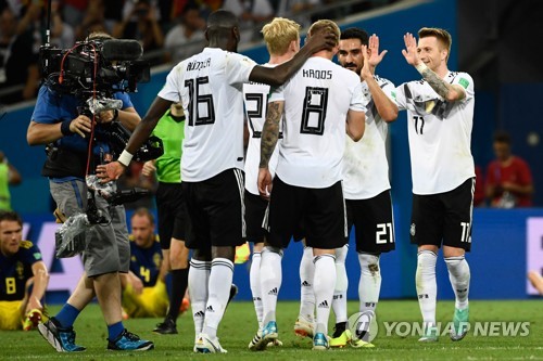 스웨덴 전 승리를 자축하는 독일 선수들. [AFP=연합뉴스]