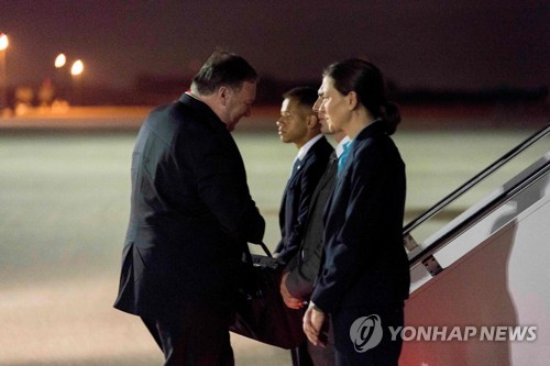 5일(현지시간) 평양행 비행기에 오르는 마이크 폼페이오 미국 국무장관