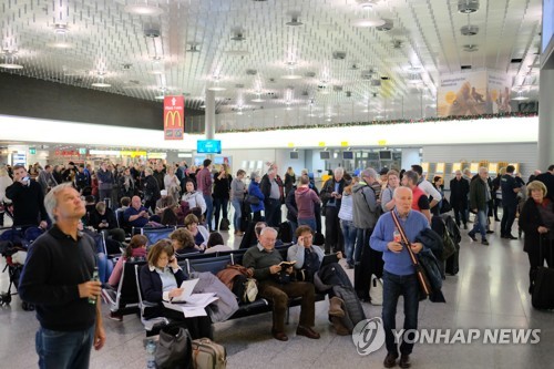 하노버 공항에서 대기하는 승객들