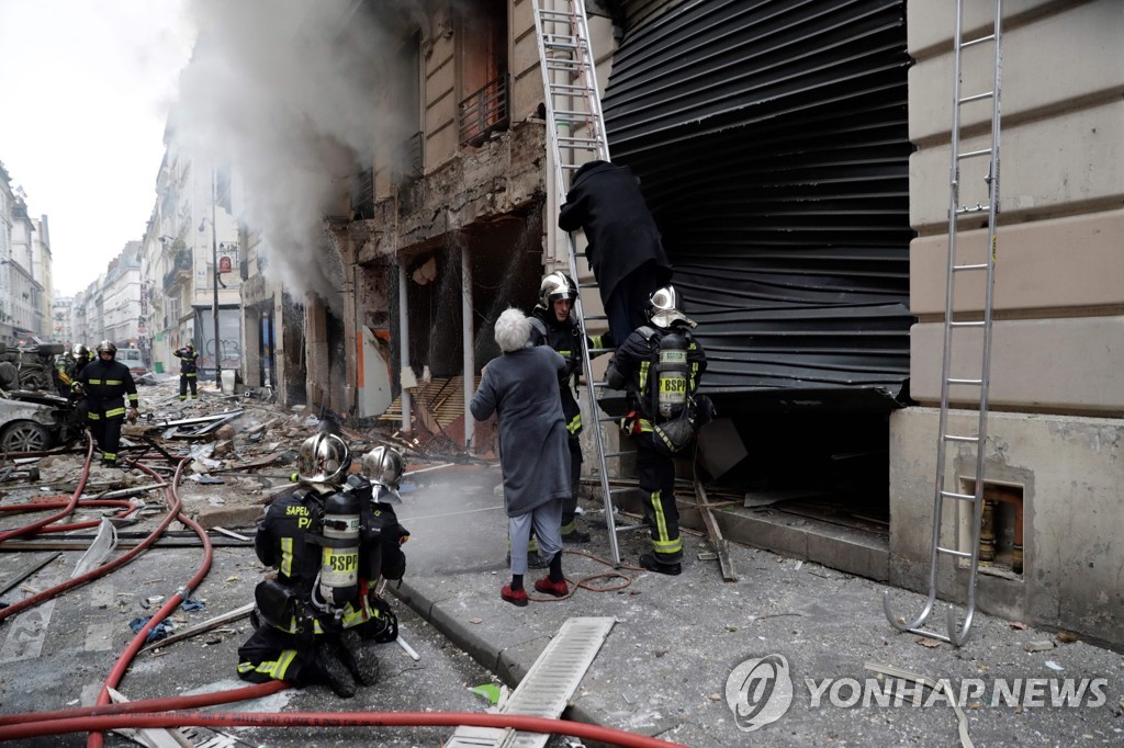 12일 프랑스 파리 9구에 위치한 빵집에서 발생한 폭발사고 [AFP=연합뉴스]