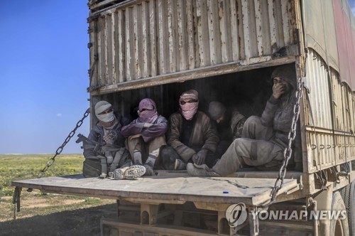 시리아 동부 바구즈의 IS 진영에서 대피한 사람들을 이송하는 트럭