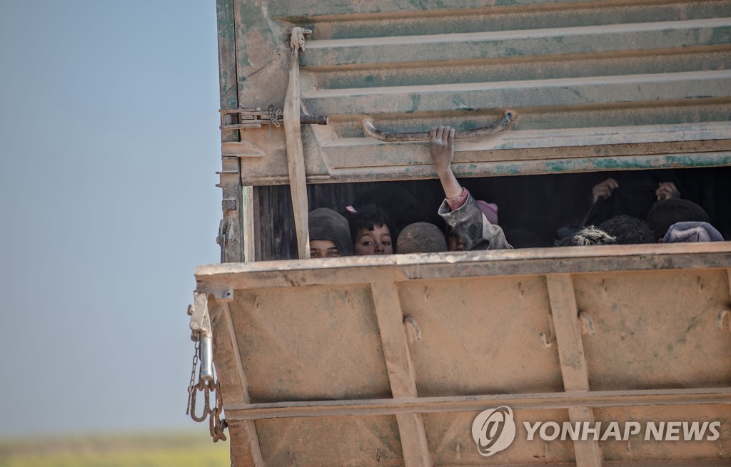 IS 진영서 대규모 탈출…"IS 전투원도 함께 빠져나와" 보고도[AFP=연합뉴스]