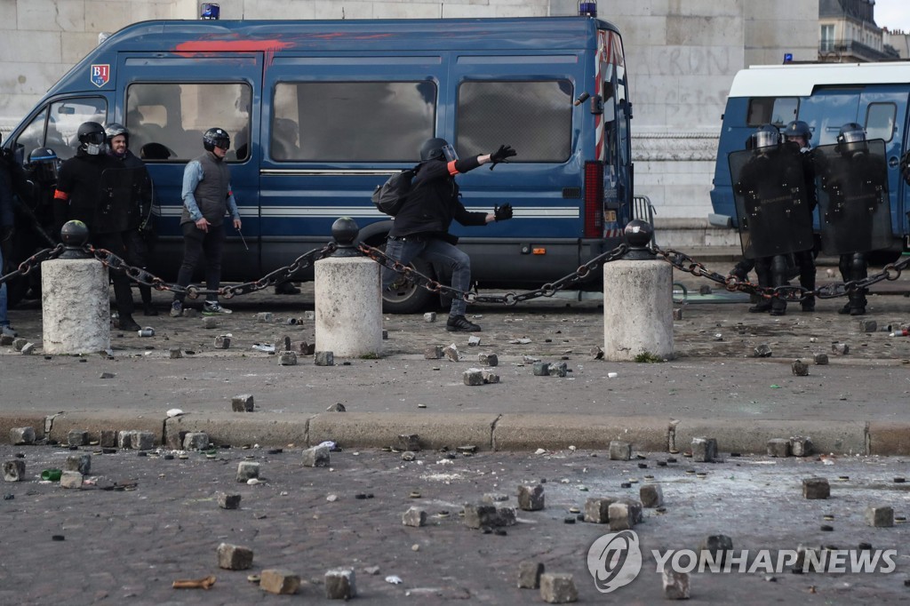 16일 프랑스 파리 에투알 광장에서 노란 조끼 연속집회 진압에 투입된 경찰들 [AFP=연합뉴스]