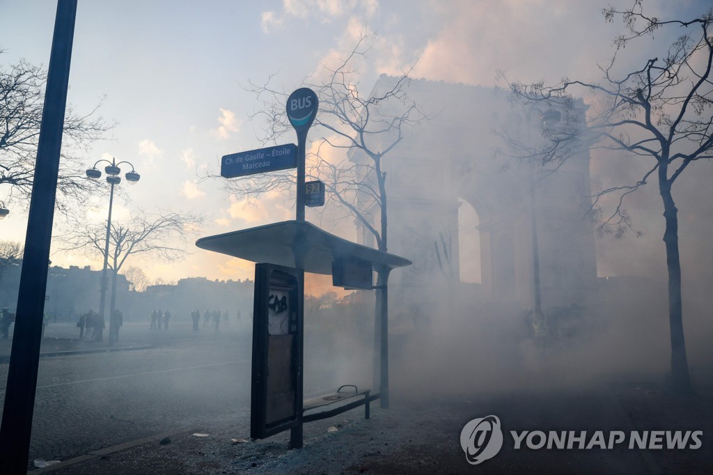 16일 최루탄 연기로 자욱한 프랑스 파리 개선문 주변[AFP=연합뉴스]
