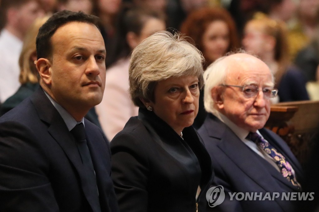 바라드카르(왼쪽) 아일랜드 총리와 히긴스(오른쪽) 대통령, 메이 영국 총리 [AFP=연합뉴스]