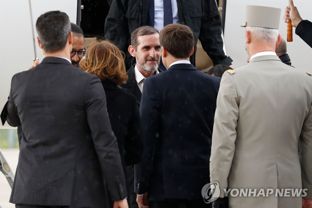 파리 근교 군 비행장에서 피랍 자국민 맞이하는 에마뉘엘 마크롱 프랑스 대통령(가운데 뒷모습) [AFP=연합뉴스]