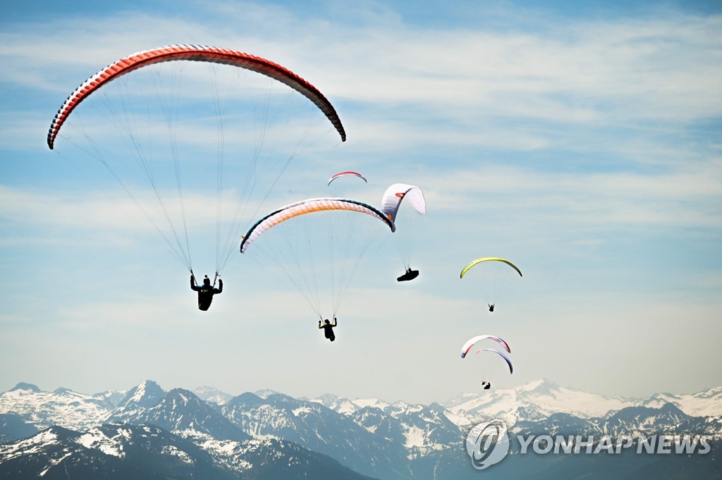 AUSTRIA-PARAGLIDING-ALPS