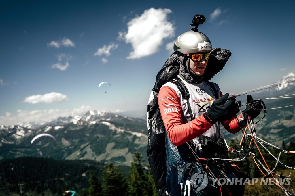 AUSTRIA-PARAGLIDING-ALPS