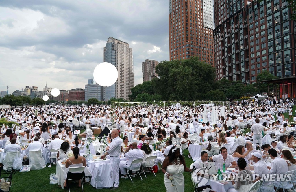 ′순백의 만찬′…하얀 옷 입고 즐기는 디너파티 ′디네 앙 블랑′
