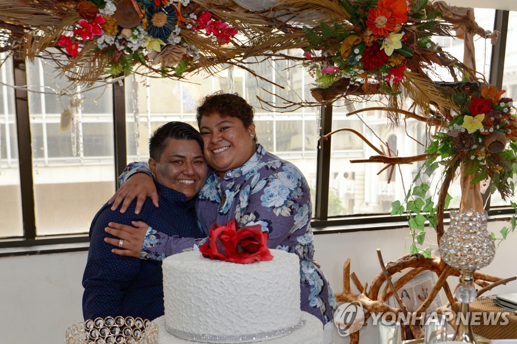 ′에콰도르 첫 동성 결혼′…보수적인 남미 국가에서 이례적