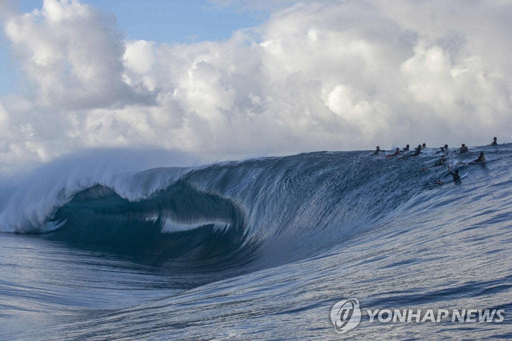 TAHITI-SURFING-TEAHUPOO