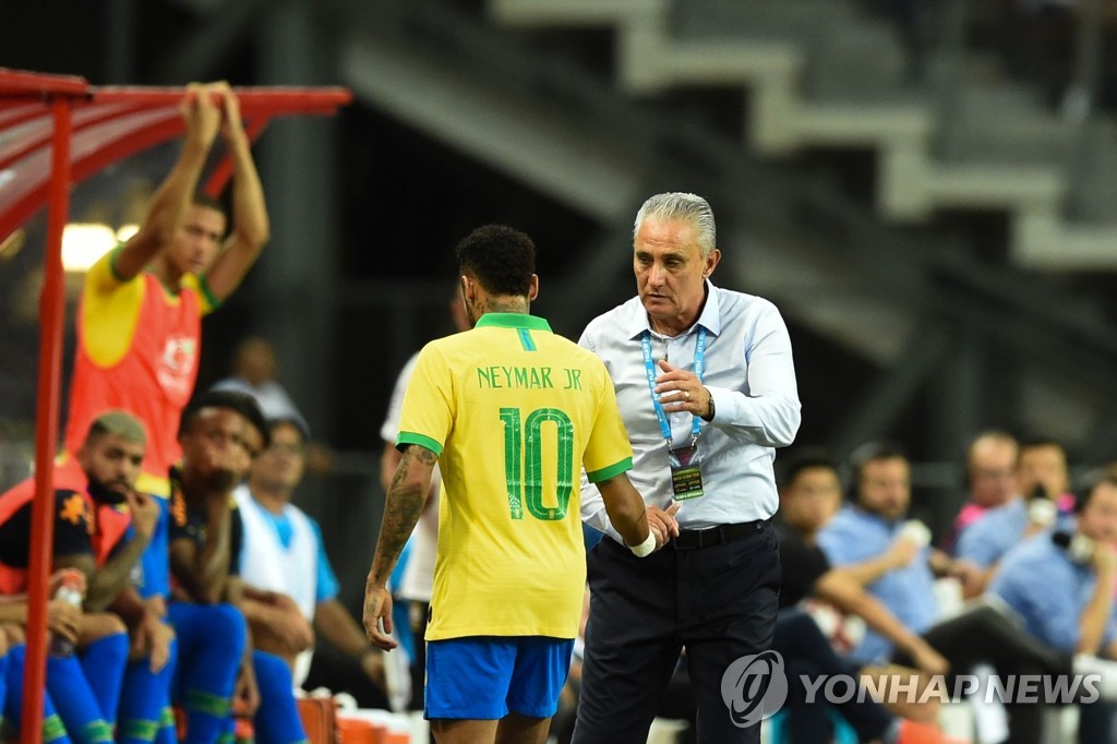 부상으로 교체되는 브라질 대표팀 네이마르.