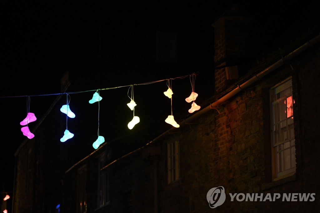 BRITAIN-ARTS-LIGHT