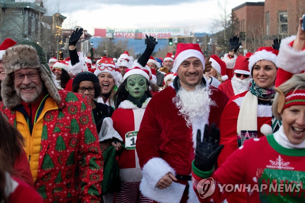 US-OFFBEAT-CHRISTMAS-SANTA CLAUS-RACE