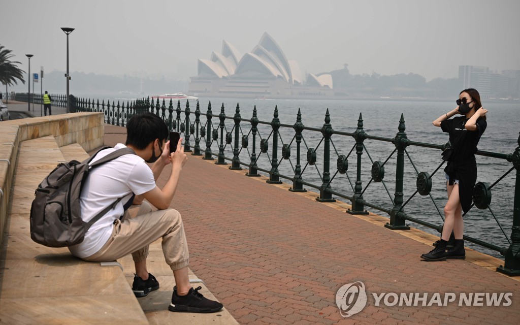 산불 연기로 부옇게 보이는 시드니 오페라 하우스