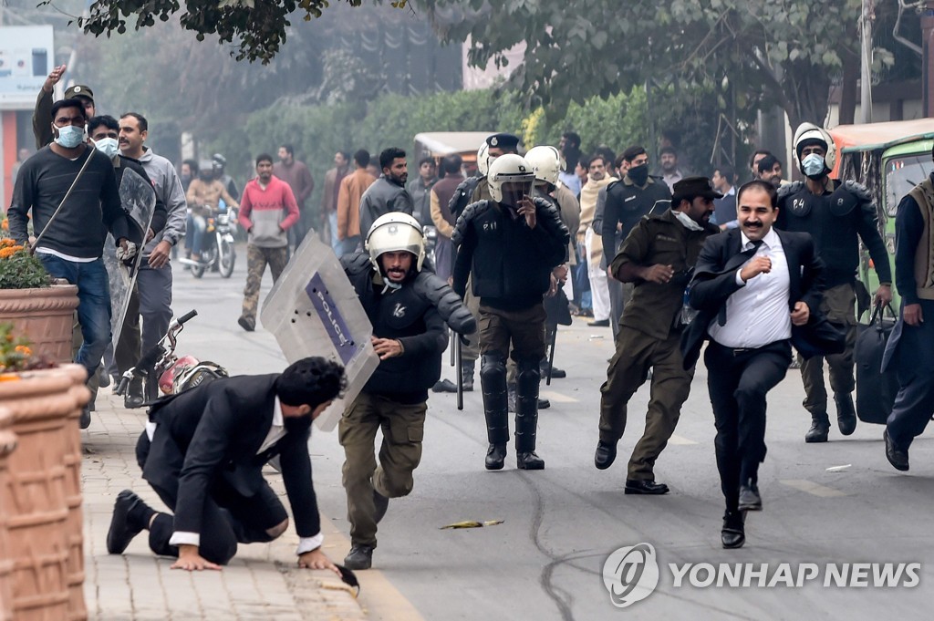 PAKISTAN-LAWYERS-DOCTORS-CLASH