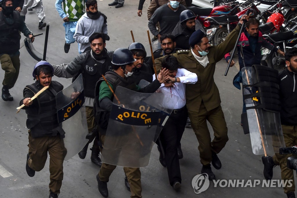 PAKISTAN-LAWYERS-DOCTORS-CLASH