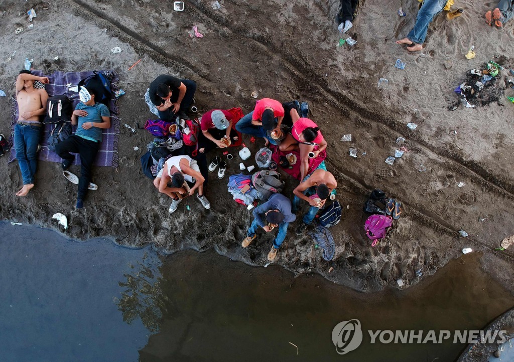 TOPSHOT-GUATEMALA-MEXICO-HONDURAS-US-MIGRATION-CARAVAN
