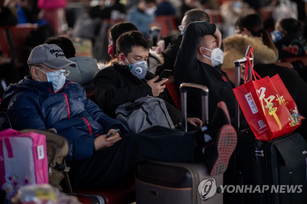 24일 베이징서역에서 마스크를 쓴 채 기차를 기다리는 승객들 [AFP=연합뉴스] 
