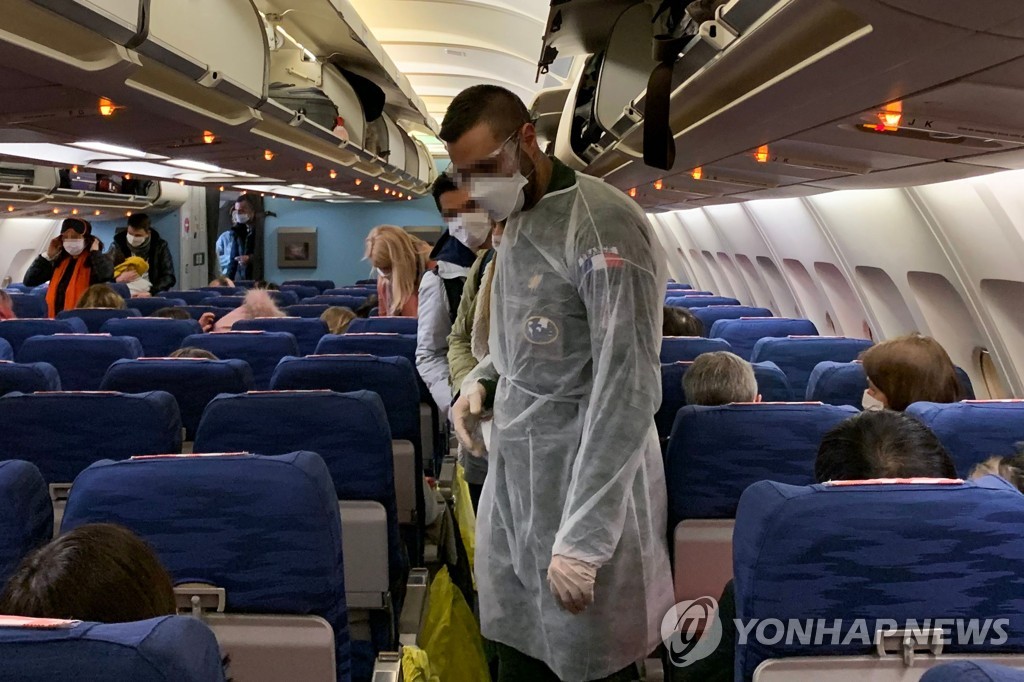 30일 우한에서 전세기로 철수하는 프랑스인들
