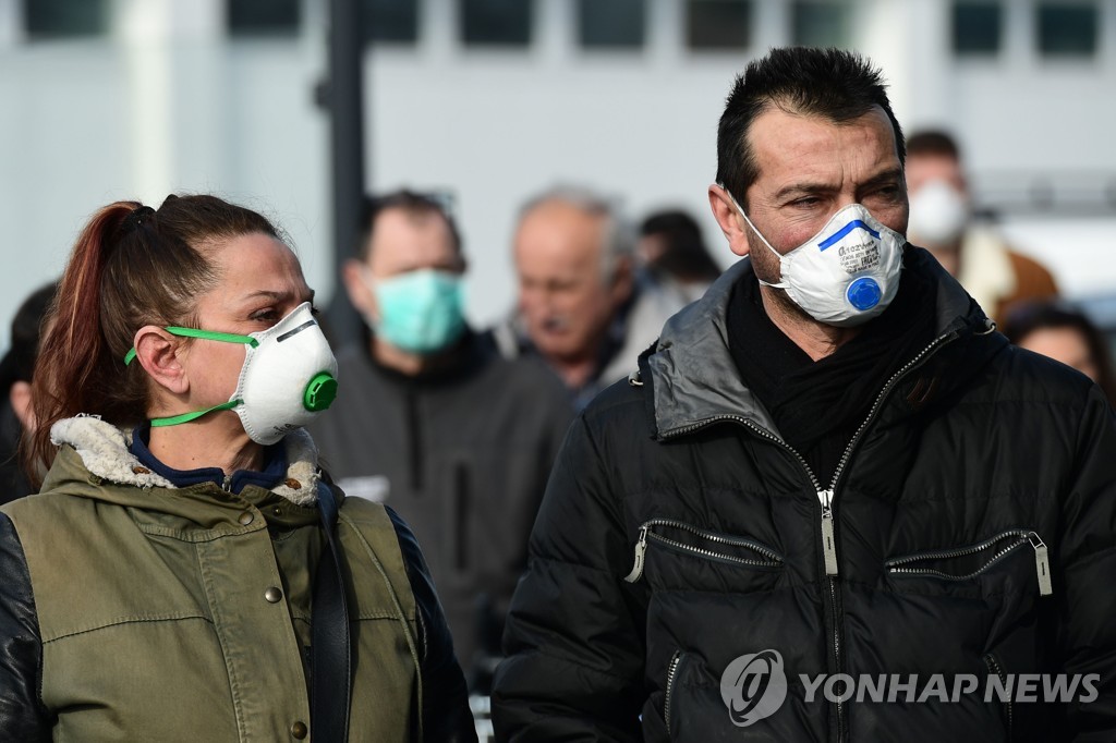 코로나바이러스 감염증이 확산하는 이탈리아에서 마스크를 쓰고 거리를 걷는 시민들. [AFP=연합뉴스]
