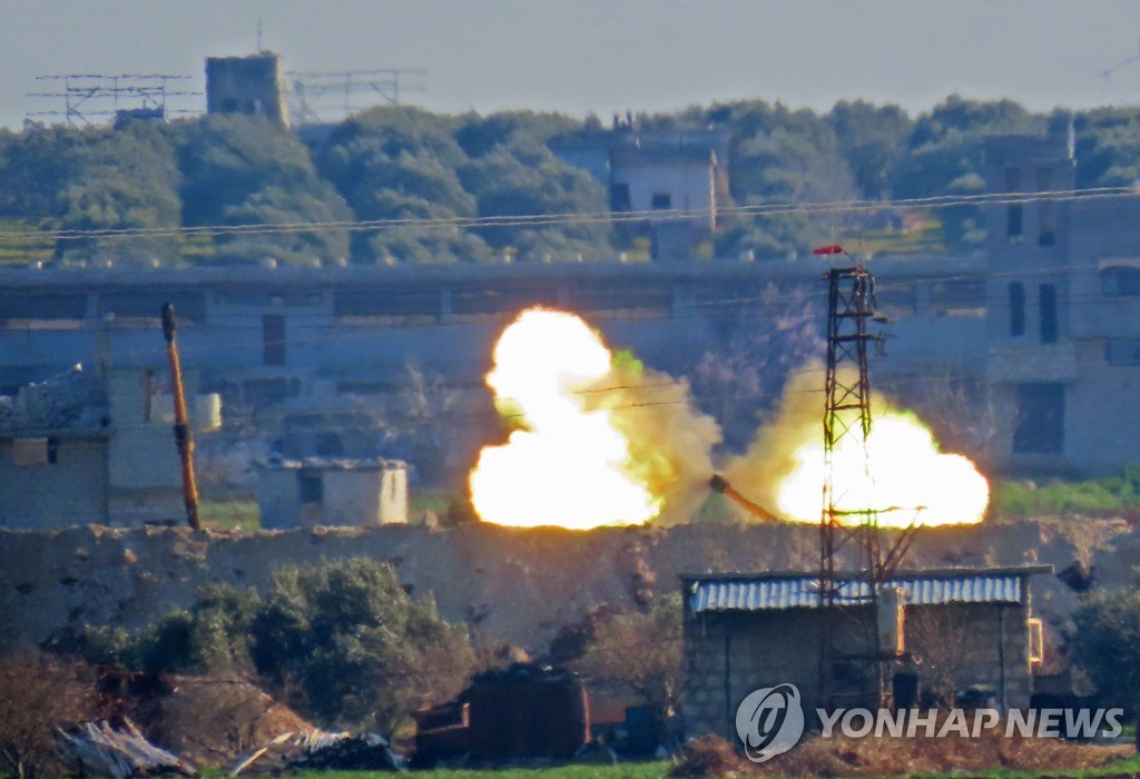 2일 시리아 북서부 사라킵 인근 터키군 진영에서 포격을 하는 모습.