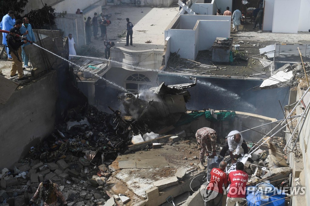 파키스탄 A320 추락기서 97명 사망…기적의 생존자는 2명