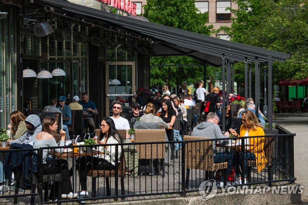 5월 29일 스웨덴 스톡홀름에 있는 한 식당에 사람들이 앉아있다. [Jonathan NACKSTRAND / AFP=연합뉴스 자료사진]