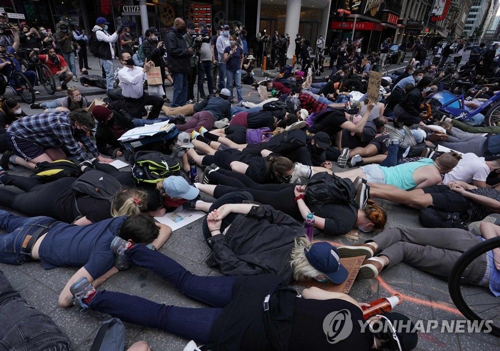 US-POLITICS-POLICE-JUSTICE-RACISM-minorities-demonstration