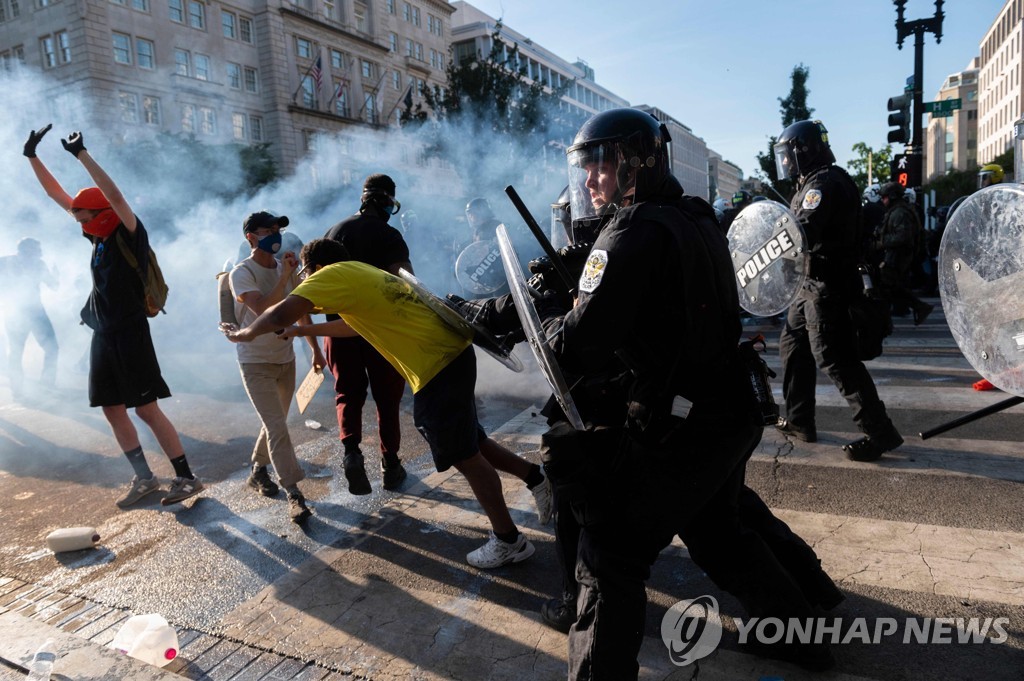 미국 백악관 주변에서 최루탄을 발사해 시위대를 해산하는 미 경찰 [AFP=연합뉴스] 