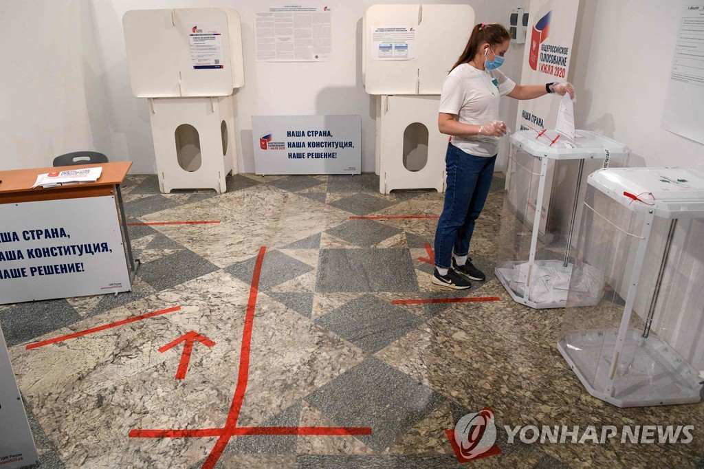 TOPSHOT-RUSSIA-VOTE-CONSTITUTION-VIRUS