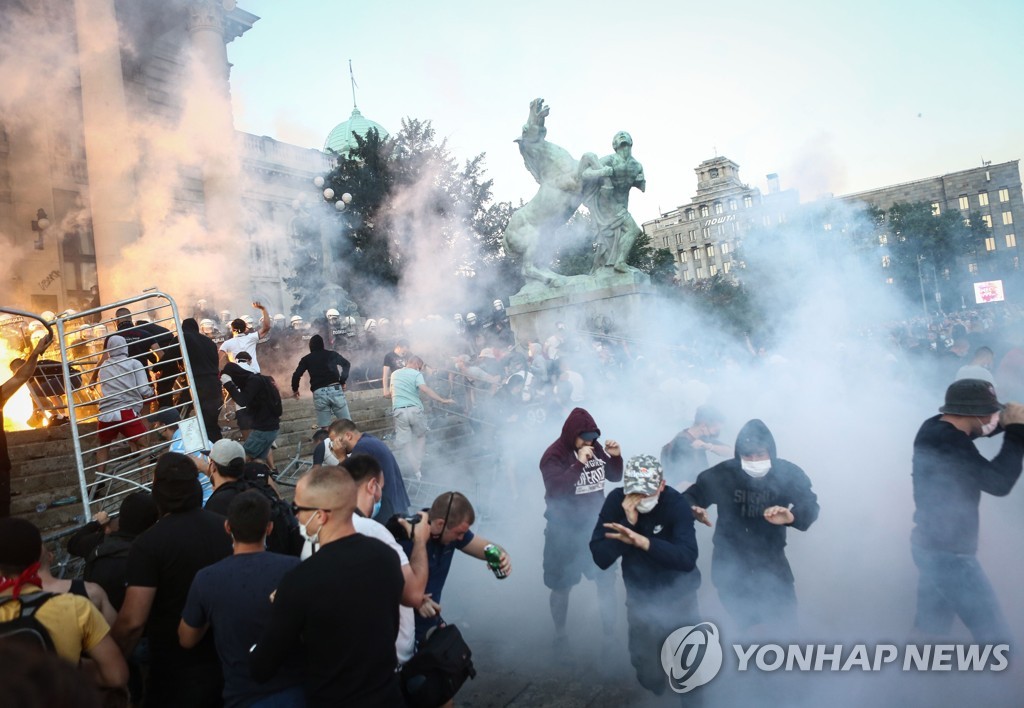 TOPSHOT-SERBIA-HEALTH-VIRUS-UNREST