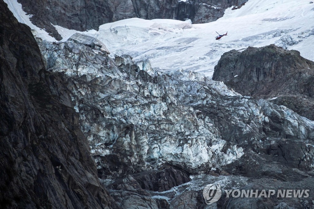 붕괴 경보음이 울린 알프스 빙하 위를 비행하는 헬리콥터의 모습