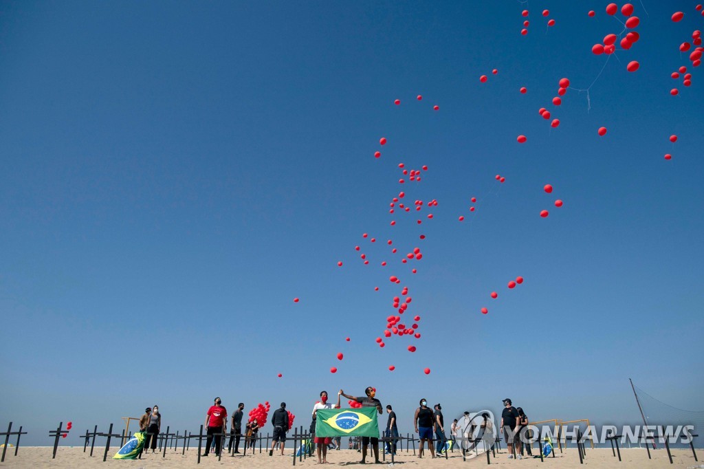 '코로나19 희생자 추모하며'…브라질 해변 가득 채운 붉은 풍선