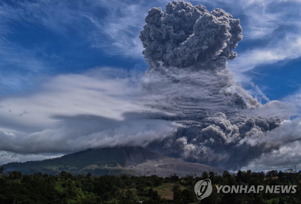 인도네시아 시나붕 화산 또 분화…화산재 5㎞ 치솟아