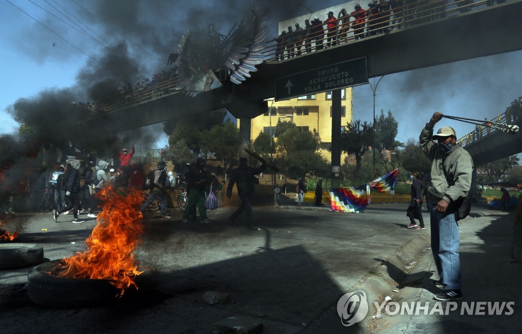 볼리비아 엘알토에서 대선 연기에 항의해 도로를 막고 타이어를 태우는 시위대