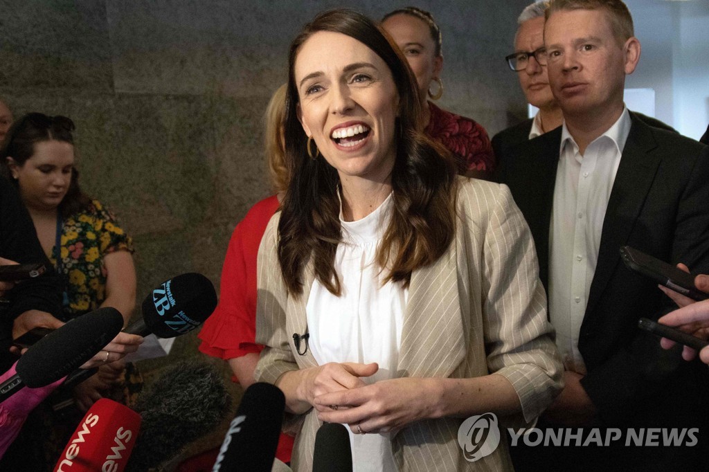 총선 승리 이튿날 기자들과 만난 저신다 아던 총리