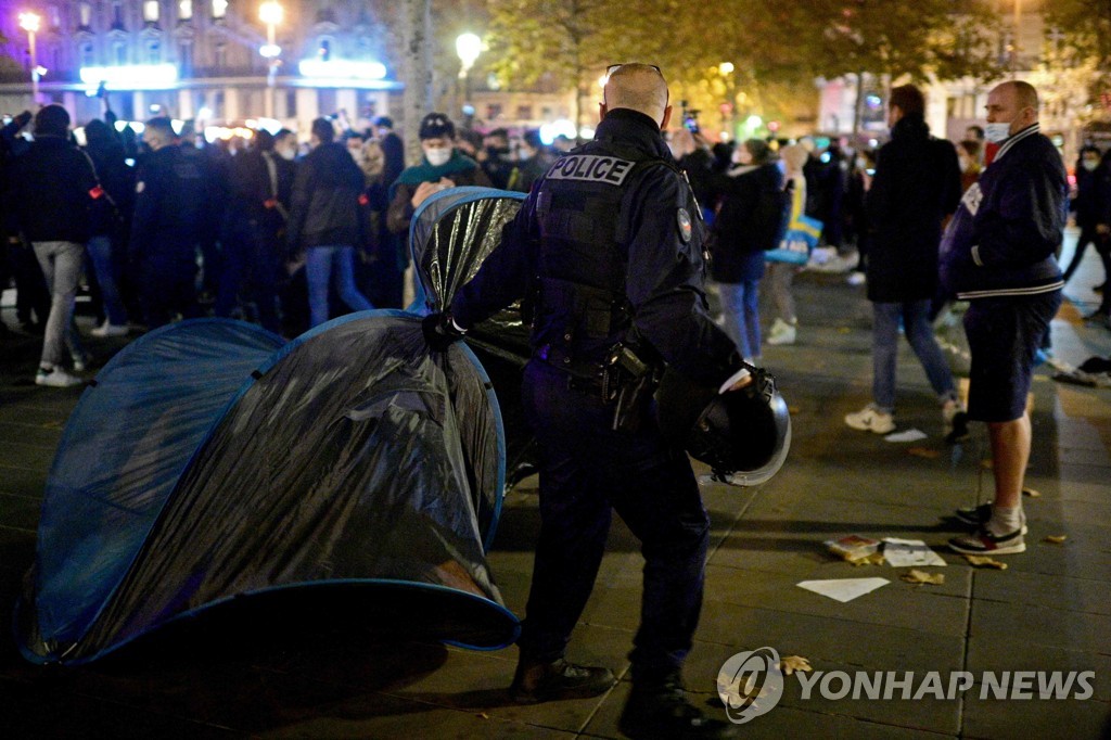 FRANCE-MIGRANTS-REFUGEE-POLICE-POLITICS-RIGHTS