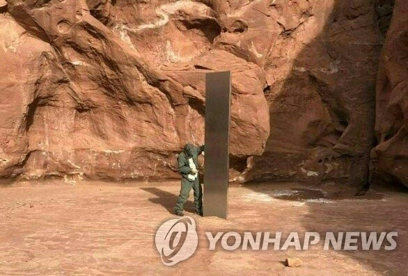 외계 흔적? 예술 작품?…미 황야에 의문의 3.6m 금속 기둥 등장
