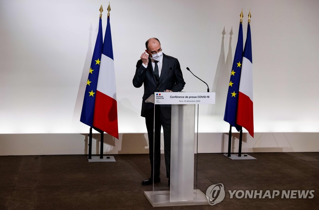 기자회견 앞서 마스크 벗는 장 카스텍스 프랑스 총리