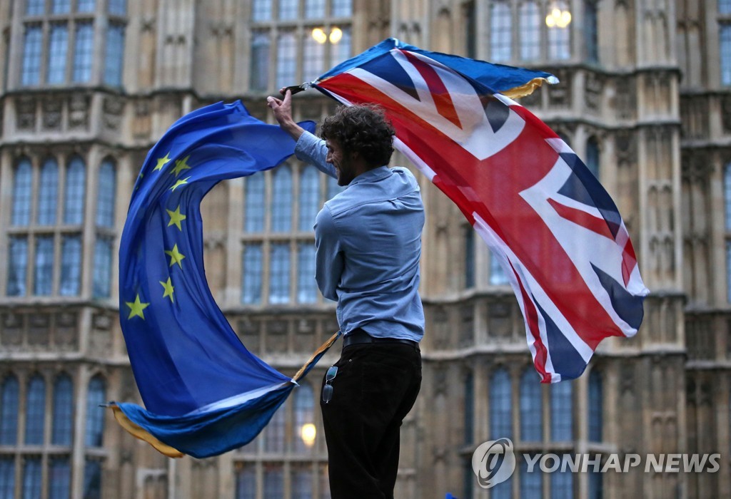 지난 2016년 영국 의사당 앞에서 영국 국기와 EU 기를 흔드는 한 남성 [AFP=연합뉴스]