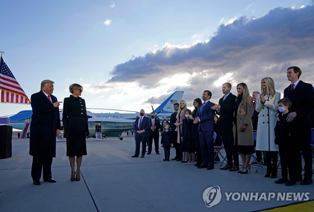 TOPSHOT-US-POLITICS-TRUMP-DEPARTURE