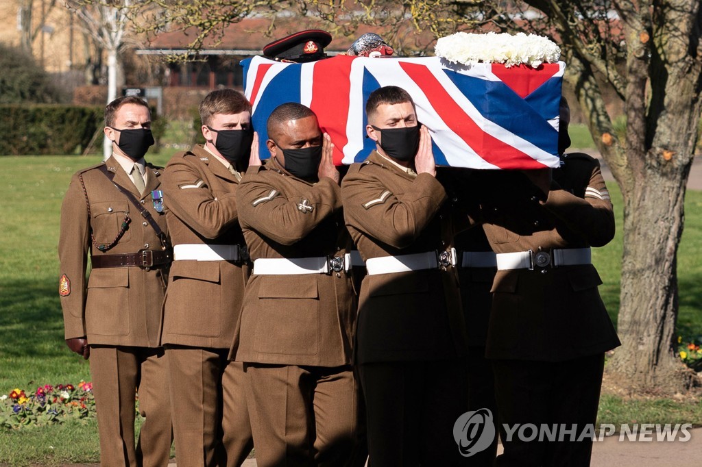 27일(현지시간) 영국 잉글랜드 베드퍼드에서 열린 톰 무어 경의 장례식에서 군인들이 그의 시신을 운구하고 있다. 무어 경은 이달 초 코로나19 확진 판정을 받고 지난 2일 별세했다. [AFP=연합뉴스]