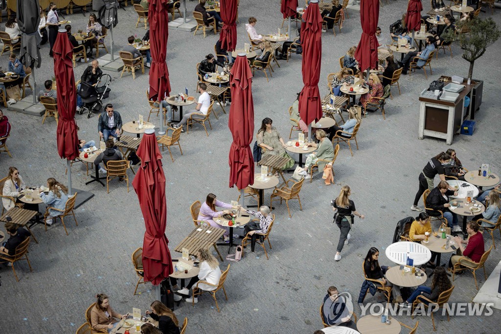 28일(현지시간) 네덜란드 서부 위트레흐트에 있는 광장 테라스 좌석에서 손님들이 음료를 즐기고 있다. [ROBIN VAN LONKHUIJSEN / ANP / AFP=연합뉴스. 재판매 및 DB 금지]